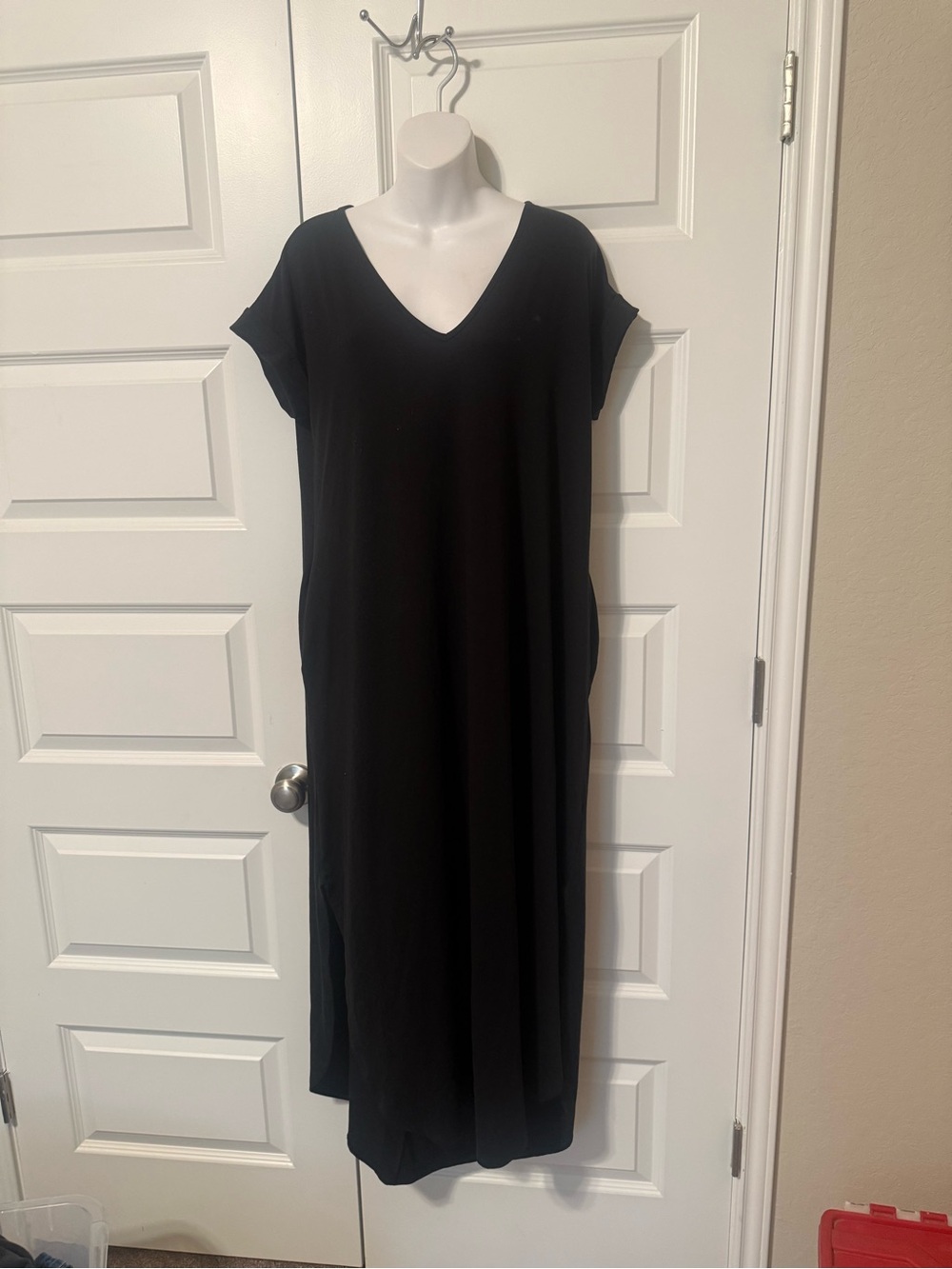 entro Black V-Neck Maxi Dress with Short Sleeves